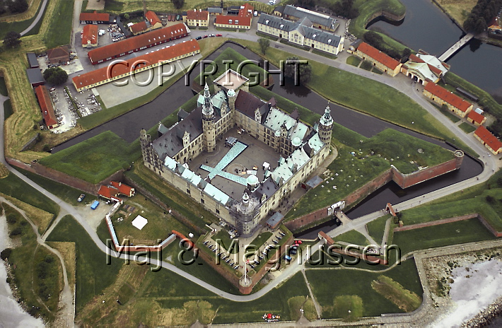 kronborg-slotsgaard-med-hamletscene-luftfoto-2002-0023.jpg